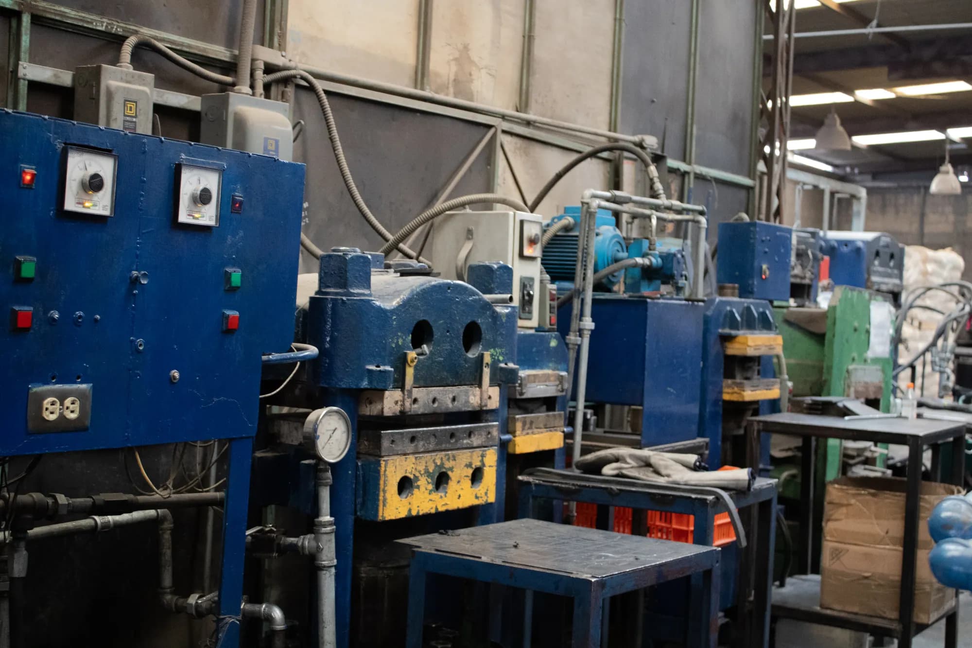 Nave de prensas hidráulicas de Neoprenos García
